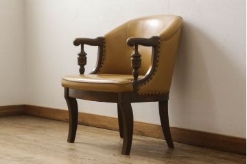 中古　超美品　特注品　横浜ダニエル(daniel)取り扱い　三越家具　カントリーハウス　本革張り　クラシカルで温かみのある空間を演出するアームチェア(ラウンジチェア、椅子)(定価約20万円以上)(R-053904)