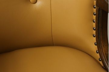 中古　超美品　特注品　横浜ダニエル(daniel)取り扱い　三越家具　カントリーハウス　本革張り　クラシカルで温かみのある空間を演出するアームチェア(ラウンジチェア、椅子)(定価約20万円以上)(R-053904)