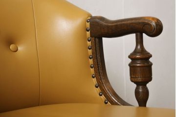 中古　超美品　特注品　横浜ダニエル(daniel)取り扱い　三越家具　カントリーハウス　本革張り　クラシカルで温かみのある空間を演出するアームチェア(ラウンジチェア、椅子)(定価約20万円以上)(R-053908)