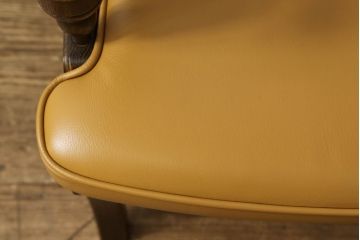 中古　超美品　特注品　横浜ダニエル(daniel)取り扱い　三越家具　カントリーハウス　本革張り　クラシカルで温かみのある空間を演出するアームチェア(ラウンジチェア、椅子)(定価約20万円以上)(R-053908)