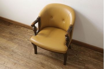 中古　超美品　特注品　横浜ダニエル(daniel)取り扱い　三越家具　カントリーハウス　本革張り　クラシカルで温かみのある空間を演出するアームチェア(ラウンジチェア、椅子)(定価約20万円以上)(R-053909)