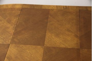 ヴィンテージ家具　DREXEL HERITAGE(ドレクセルヘリテイジ)　TRYON MANOR(トライオンメナー)　天板のデザインがおしゃれ!気品ある佇まいのダイニングテーブル(エクステンションテーブル、伸長式、ビンテージ)(R-053911)