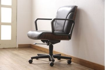 和製ビンテージ　コクヨ　ローズウッド材　希少モデル!かっこ良さと温かい雰囲気を兼ね備えたデスクチェア(ドクターチェア、オフィスチェア、回転チェア、アームチェア、ヴィンテージ)(R-053913)