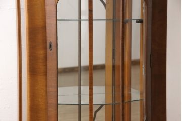 イギリスアンティーク　丸みを帯びたフォルムがかわいらしい猫脚キャビネット(ガラスケース、飾り棚)(R-053925)