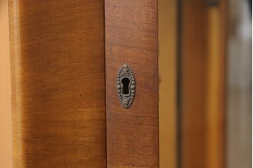 イギリスアンティーク　丸みを帯びたフォルムがかわいらしい猫脚キャビネット(ガラスケース、飾り棚)(R-053925)