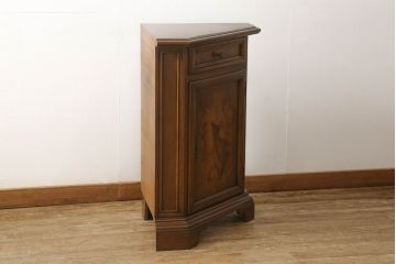 ヨーロッパビンテージ　スペイン輸入家具　ちょっとした隙間を有効活用できるコーナーキャビネット(収納棚、サイドボード、飾り台、ヴィンテージ)(R-053929)