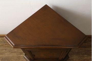 ヨーロッパビンテージ　スペイン輸入家具　ちょっとした隙間を有効活用できるコーナーキャビネット(収納棚、サイドボード、飾り台、ヴィンテージ)(R-053929)