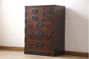 中古　美品　岩谷堂箪笥　凝ったデザインの金具が目を引く収納箪笥(和たんす、引き出し、チェスト)(R-053930)