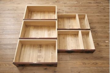 中古　美品　岩谷堂箪笥　凝ったデザインの金具が目を引く収納箪笥(和たんす、引き出し、チェスト)(R-053930)
