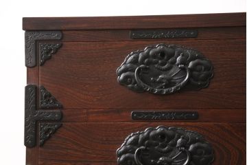 中古　美品　岩谷堂箪笥　凝ったデザインの金具が目を引く収納箪笥(和たんす、引き出し、チェスト)(R-053930)