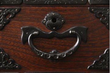 中古　美品　岩谷堂箪笥　凝ったデザインの金具が目を引く収納箪笥(和たんす、引き出し、チェスト)(R-053930)