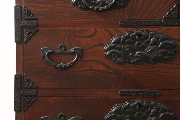 中古　美品　岩谷堂箪笥　凝ったデザインの金具が目を引く収納箪笥(和たんす、引き出し、チェスト)(R-053930)