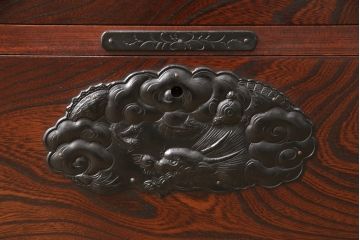 中古　美品　岩谷堂箪笥　凝ったデザインの金具が目を引く収納箪笥(和たんす、引き出し、チェスト)(R-053930)