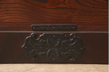 中古　美品　岩谷堂箪笥　凝ったデザインの金具が目を引く収納箪笥(和たんす、引き出し、チェスト)(R-053930)