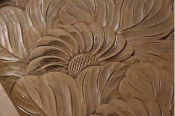 中古　民芸家具　日光彫り　脚や棚にまで施された彫刻が目を引くサイドテーブル(コンソールテーブル、ローテーブル)(R-053938)