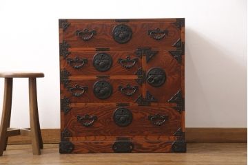 中古　美品　岩谷堂箪笥　迫力ある木目と重厚感ある金具が魅力的な小箪笥(収納箪笥、和たんす、引き出し、チェスト)(R-053954)