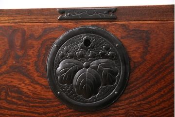 中古　美品　岩谷堂箪笥　迫力ある木目と重厚感ある金具が魅力的な小箪笥(収納箪笥、和たんす、引き出し、チェスト)(R-053954)