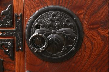 中古　美品　岩谷堂箪笥　迫力ある木目と重厚感ある金具が魅力的な小箪笥(収納箪笥、和たんす、引き出し、チェスト)(R-053954)