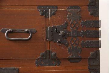 和製アンティーク　明治大正期　会津産　上手物!立派な金具が目を引く上質な造りの総桐箪笥(桐たんす、時代箪笥、ローボード、ローチェスト、引き出し)(R-053956)