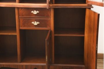 ビンテージ　イギリス輸入家具　マホガニー材　高級感溢れる佇まいが美しいキャビネット(収納棚、戸棚、飾り棚、食器棚、ヴィンテージ)(R-053958)