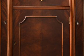 ビンテージ　イギリス輸入家具　マホガニー材　高級感溢れる佇まいが美しいキャビネット(収納棚、戸棚、飾り棚、食器棚、ヴィンテージ)(R-053958)