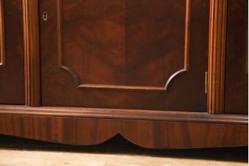 ビンテージ　イギリス輸入家具　マホガニー材　高級感溢れる佇まいが美しいキャビネット(収納棚、戸棚、飾り棚、食器棚、ヴィンテージ)(R-053958)