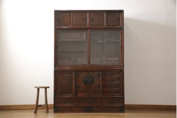 中古　美品　仙台門間屋　重厚感のある佇まいが上質な和の空間づくりにぴったりな2段重ね茶箪笥(定価約70万円)(仙台箪笥、茶棚、戸棚、収納棚)(R-053961)