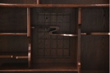 中古　美品　仙台門間屋　重厚感のある佇まいが上質な和の空間づくりにぴったりな2段重ね茶箪笥(定価約70万円)(仙台箪笥、茶棚、戸棚、収納棚)(R-053961)