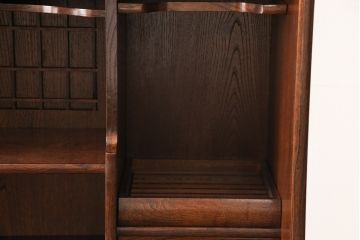 中古　美品　仙台門間屋　重厚感のある佇まいが上質な和の空間づくりにぴったりな2段重ね茶箪笥(定価約70万円)(仙台箪笥、茶棚、戸棚、収納棚)(R-053961)