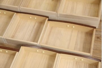 中古　美品　仙台門間屋　重厚感のある佇まいが上質な和の空間づくりにぴったりな2段重ね茶箪笥(定価約70万円)(仙台箪笥、茶棚、戸棚、収納棚)(R-053961)