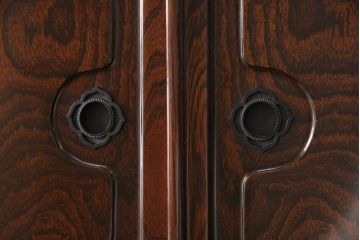 中古　美品　仙台門間屋　重厚感のある佇まいが上質な和の空間づくりにぴったりな2段重ね茶箪笥(定価約70万円)(仙台箪笥、茶棚、戸棚、収納棚)(R-053961)