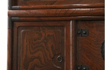 中古　美品　仙台門間屋　重厚感のある佇まいが上質な和の空間づくりにぴったりな2段重ね茶箪笥(定価約70万円)(仙台箪笥、茶棚、戸棚、収納棚)(R-053961)