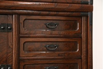 中古　美品　仙台門間屋　重厚感のある佇まいが上質な和の空間づくりにぴったりな2段重ね茶箪笥(定価約70万円)(仙台箪笥、茶棚、戸棚、収納棚)(R-053961)