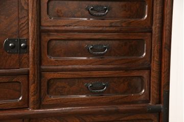 中古　美品　仙台門間屋　重厚感のある佇まいが上質な和の空間づくりにぴったりな2段重ね茶箪笥(定価約70万円)(仙台箪笥、茶棚、戸棚、収納棚)(R-053961)