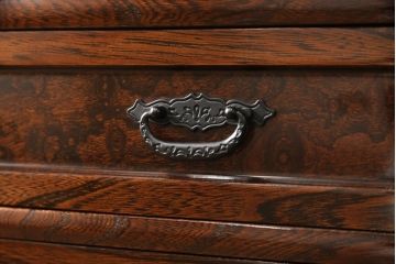中古　美品　仙台門間屋　重厚感のある佇まいが上質な和の空間づくりにぴったりな2段重ね茶箪笥(定価約70万円)(仙台箪笥、茶棚、戸棚、収納棚)(R-053961)