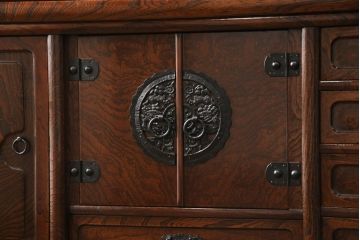 中古　美品　仙台門間屋　重厚感のある佇まいが上質な和の空間づくりにぴったりな2段重ね茶箪笥(定価約70万円)(仙台箪笥、茶棚、戸棚、収納棚)(R-053961)