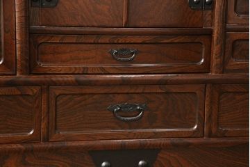 中古　美品　仙台門間屋　重厚感のある佇まいが上質な和の空間づくりにぴったりな2段重ね茶箪笥(定価約70万円)(仙台箪笥、茶棚、戸棚、収納棚)(R-053961)