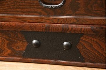 中古　美品　仙台門間屋　重厚感のある佇まいが上質な和の空間づくりにぴったりな2段重ね茶箪笥(定価約70万円)(仙台箪笥、茶棚、戸棚、収納棚)(R-053961)