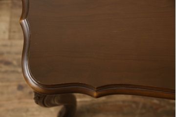中古　カリモク家具(karimoku)　domani(ドマーニ)　Louis(ルイ)XVシリーズ　細やかなレリーフが魅力的なセンターテーブル(リビングテーブル)(R-053971)