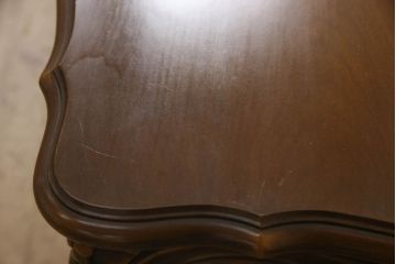 中古　カリモク家具(karimoku)　domani(ドマーニ)　Louis(ルイ)XVシリーズ　細やかなレリーフが魅力的なセンターテーブル(リビングテーブル)(R-053971)
