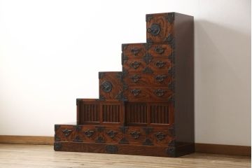 中古　美品　岩谷堂箪笥　力強い杢目と黒々とした金具が高級感溢れる階段箪笥(和タンス、収納箪笥)(R-053974)