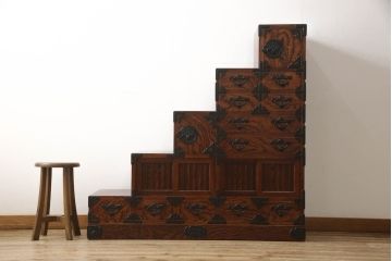 中古　美品　岩谷堂箪笥　力強い杢目と黒々とした金具が高級感溢れる階段箪笥(和タンス、収納箪笥)(R-053974)