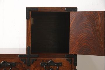 中古　美品　岩谷堂箪笥　力強い杢目と黒々とした金具が高級感溢れる階段箪笥(和タンス、収納箪笥)(R-053974)