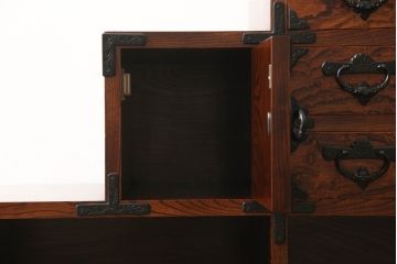 中古　美品　岩谷堂箪笥　力強い杢目と黒々とした金具が高級感溢れる階段箪笥(和タンス、収納箪笥)(R-053974)