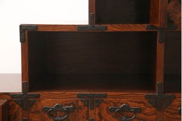 中古　美品　岩谷堂箪笥　力強い杢目と黒々とした金具が高級感溢れる階段箪笥(和タンス、収納箪笥)(R-053974)