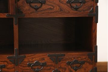 中古　美品　岩谷堂箪笥　力強い杢目と黒々とした金具が高級感溢れる階段箪笥(和タンス、収納箪笥)(R-053974)