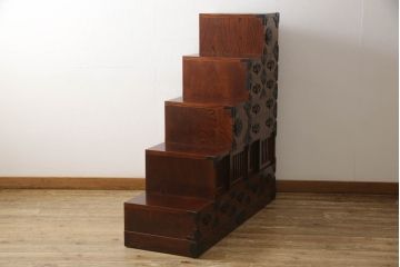 中古　美品　岩谷堂箪笥　力強い杢目と黒々とした金具が高級感溢れる階段箪笥(和タンス、収納箪笥)(R-053974)