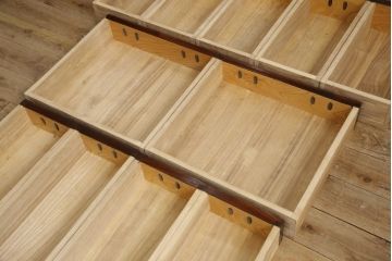 中古　美品　岩谷堂箪笥　力強い杢目と黒々とした金具が高級感溢れる階段箪笥(和タンス、収納箪笥)(R-053974)