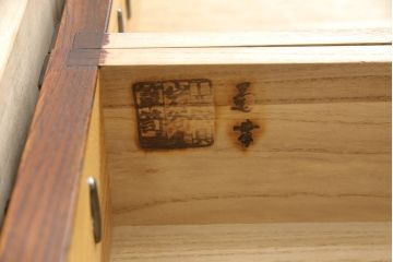 中古　美品　岩谷堂箪笥　力強い杢目と黒々とした金具が高級感溢れる階段箪笥(和タンス、収納箪笥)(R-053974)