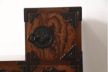 中古　美品　岩谷堂箪笥　力強い杢目と黒々とした金具が高級感溢れる階段箪笥(和タンス、収納箪笥)(R-053974)